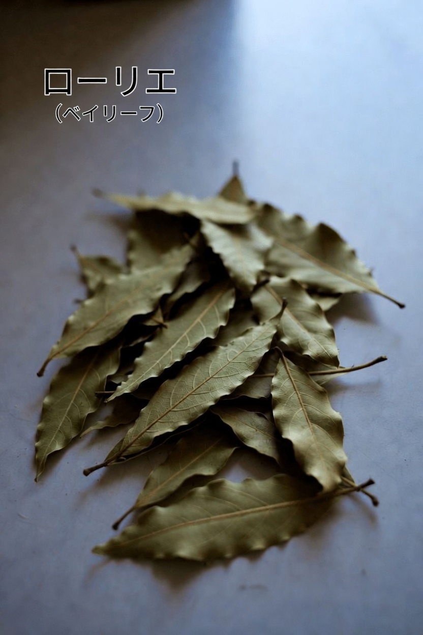 健康的な肌の見た目をサポートするために知っておきたいベイリーフと亜麻仁油のこと