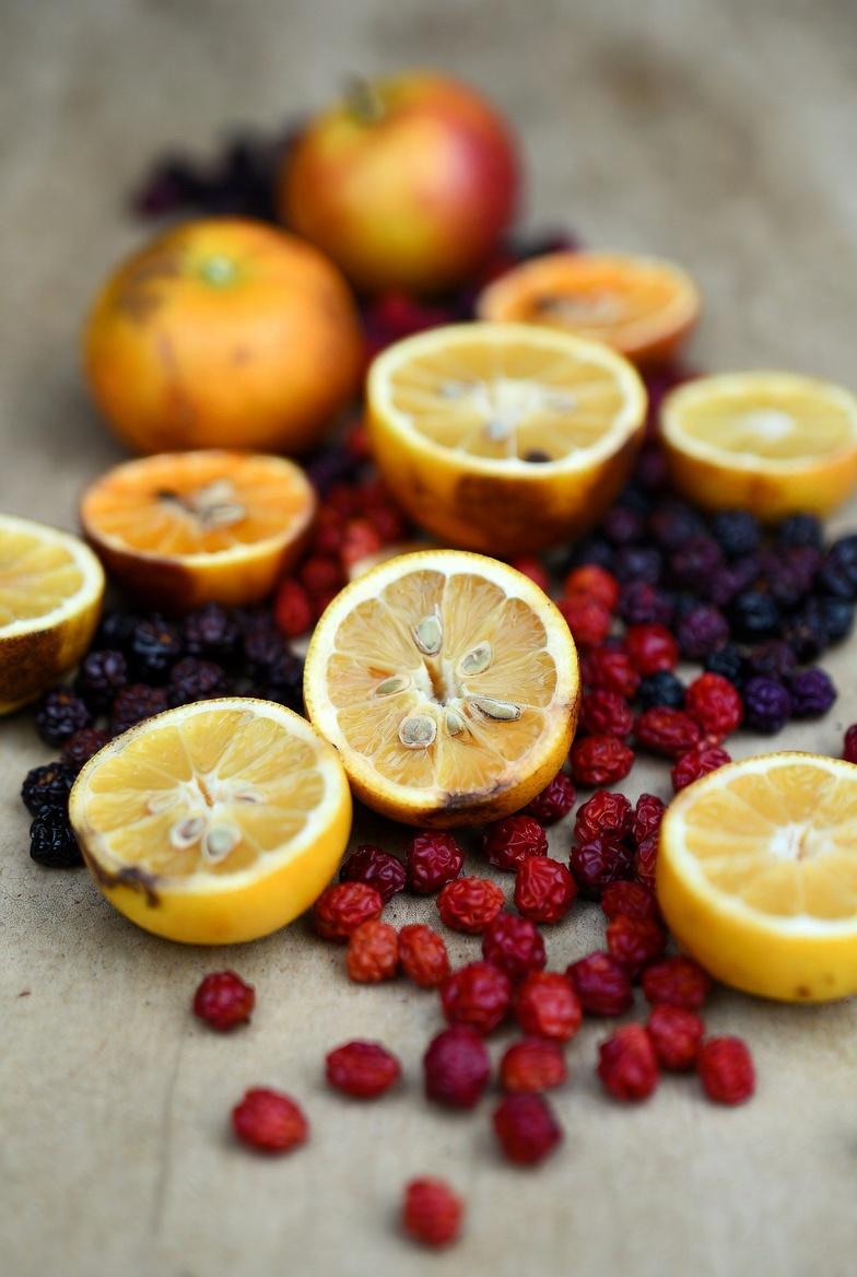 脚と足の健康的な血行を自然にサポートする可能性があるトップ5のビタミンを発見しましょう