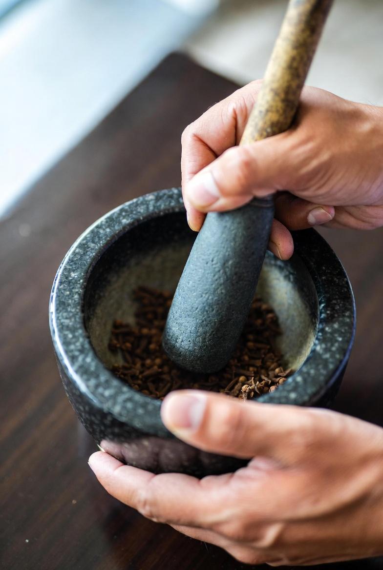 ナチュラルスキンケアのアイデア:クローブとココナッツオイルを使って健康的な肌の見た目をサポートする方法