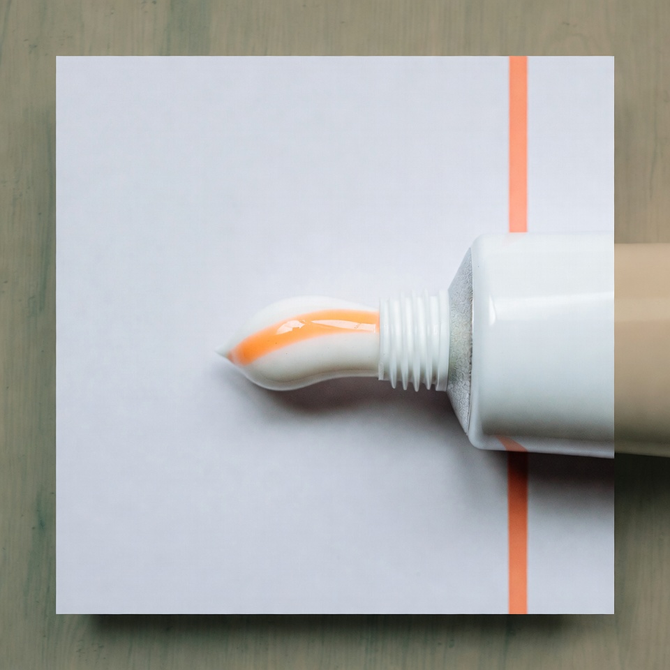 歯磨き粉チューブの色付きラインの謎