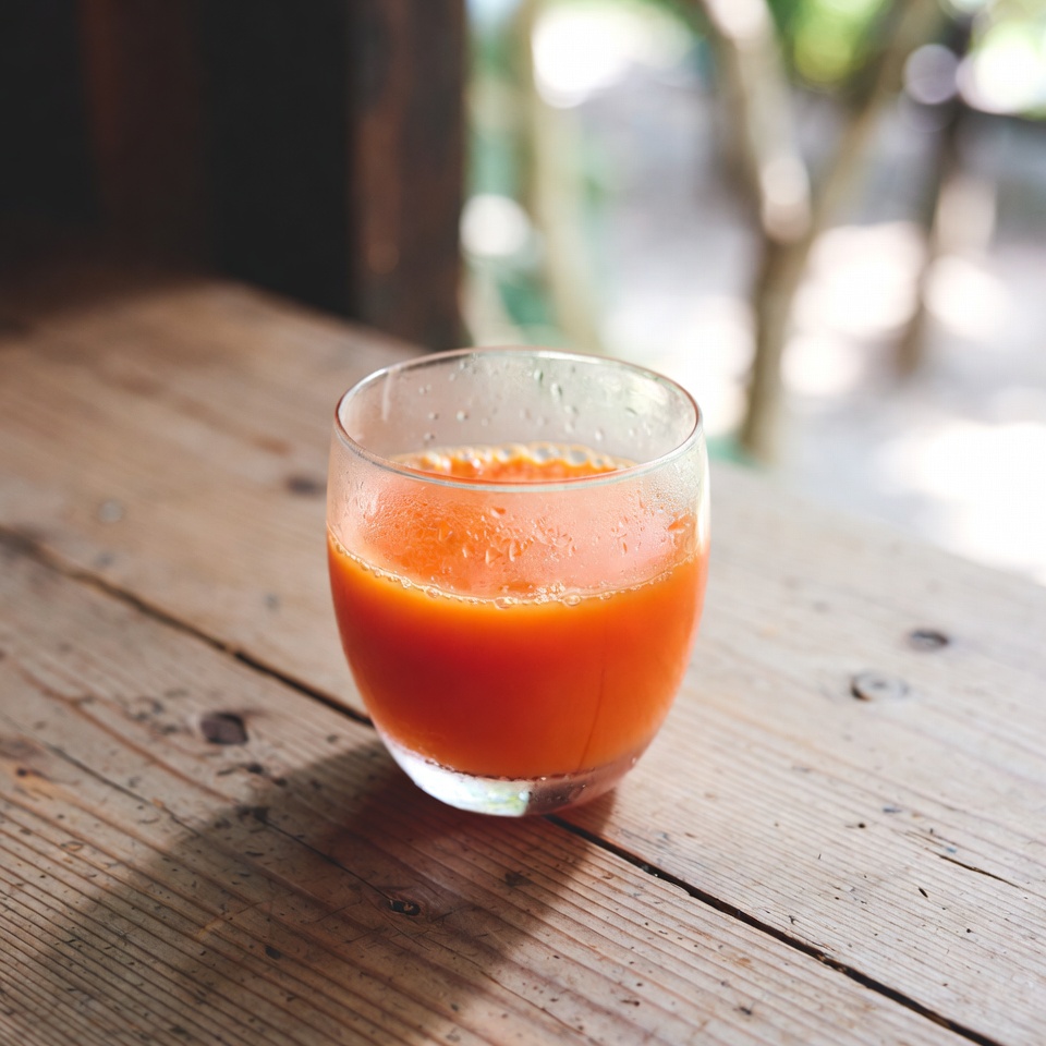 1日2回飲んで、輝く美肌で若見え!🥕✨(ニンジンジュースの魔法!)