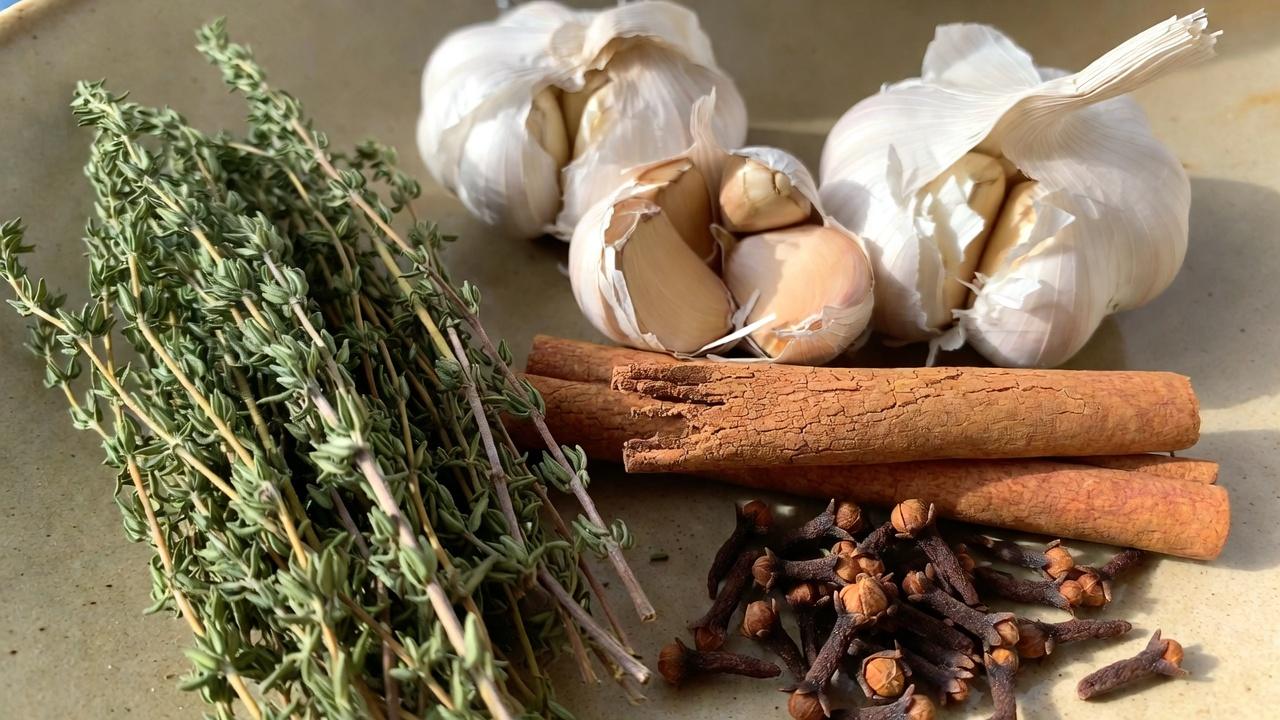 四つの力を秘めたハーブティー：タイム、ニンニク、シナモン、クローブで作るシンプルな毎日の一杯