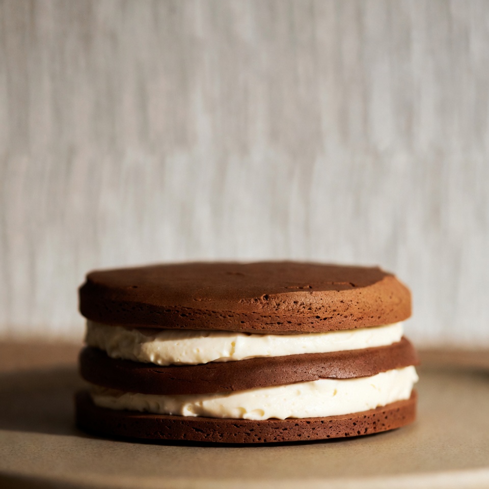 クリーミーな層状チョコレートケーキ