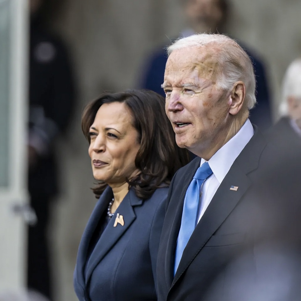 就任式でのカマラ・ハリスとジョー・バイデンのひと幕