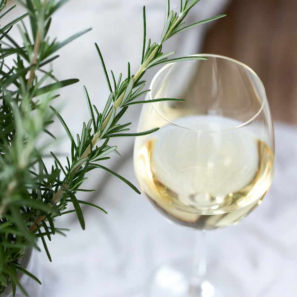 この液体は血管をきれいにする:白ワインのローズマリー