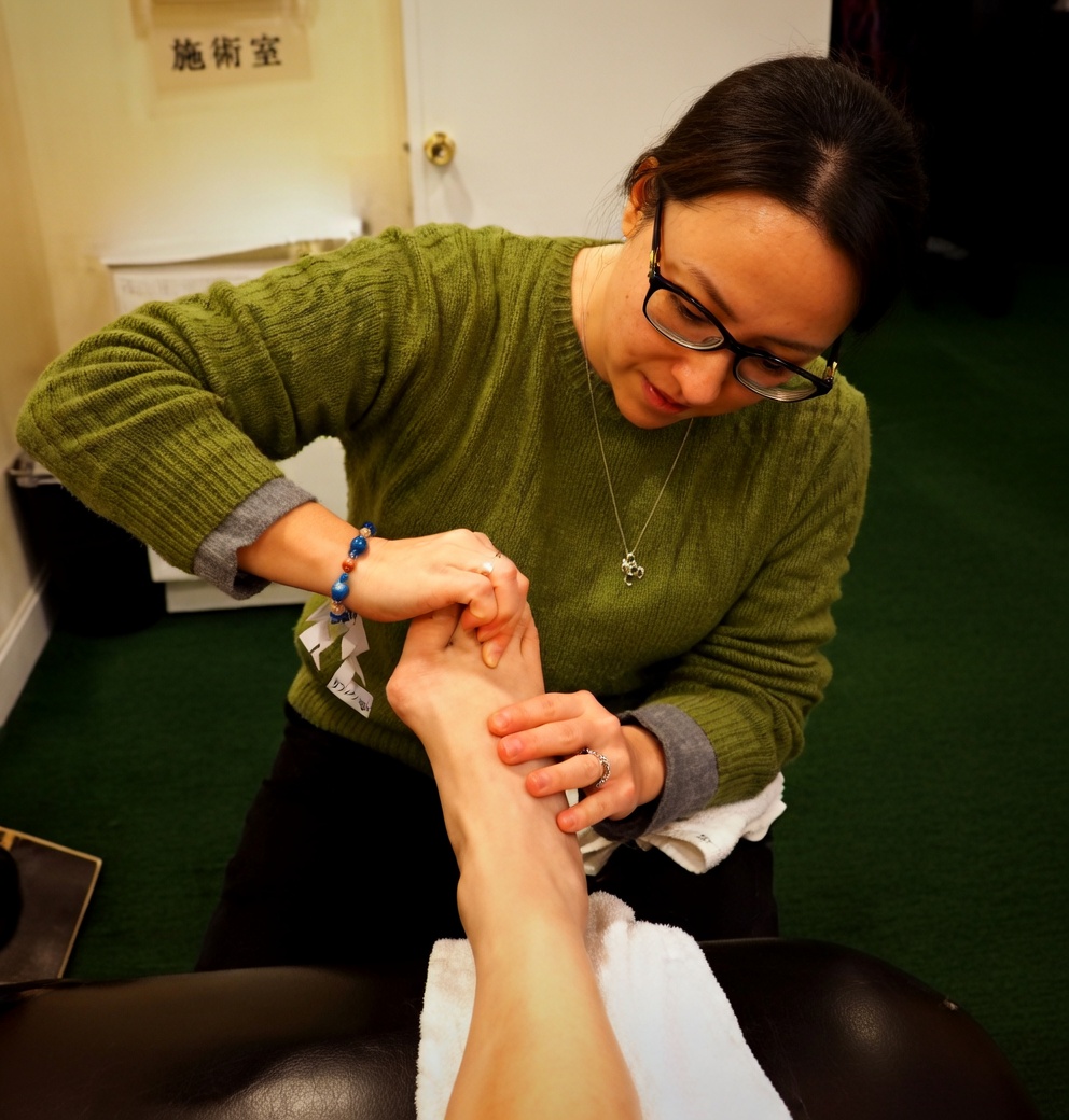 目と足から始まる！ビタミンB12不足の9つのサイン（医師はこれを見落としがち）